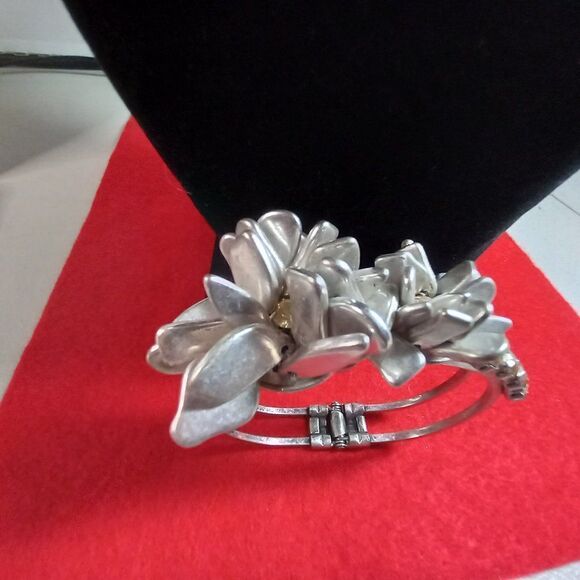Silver tone Hinge Floral Bracelet - Picture 1 of 8